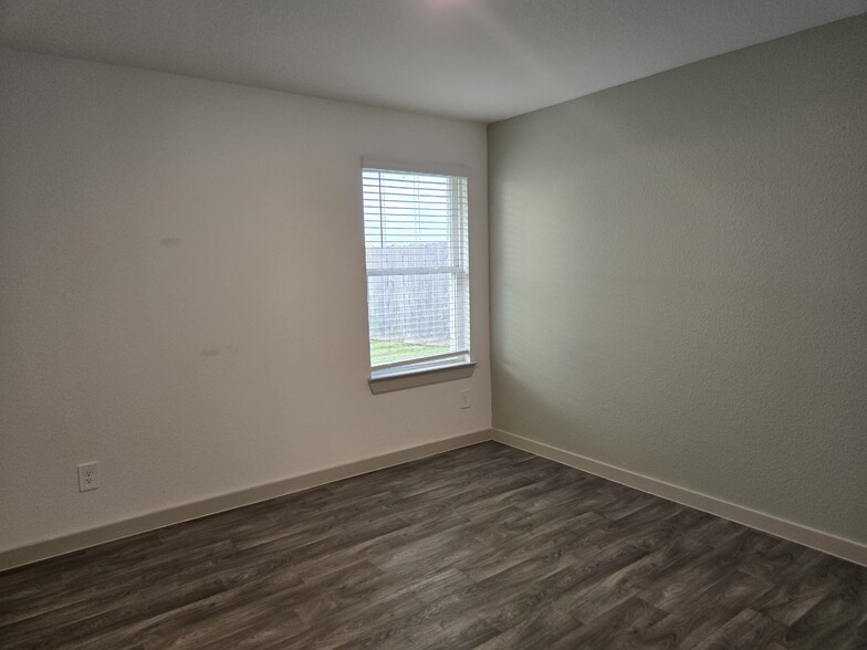 Building Photo - 3555 Crestfield Ln