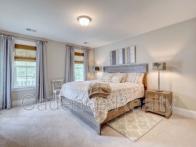 Building Photo - 7120 Maple Leaf Dr