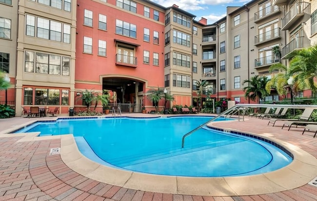 Building Photo - 1x1 Open, bright and spacious! 647 square ...