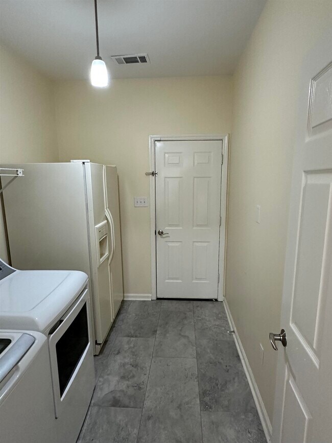 Building Photo - 1093 River Isle Dr