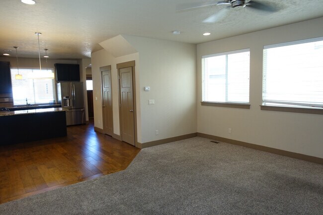 Building Photo - Beautiful Central Bench Home