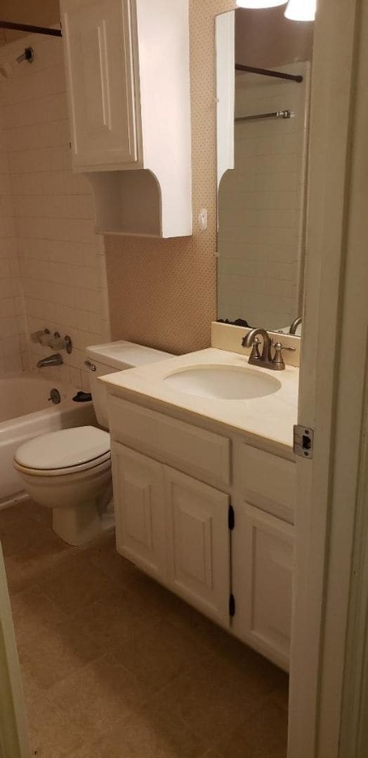 Building Photo - 2 Bedroom Ranch Style End Unit Condo