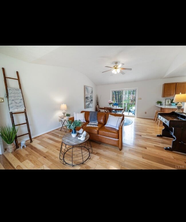 Building Photo - 224 Dove Ct