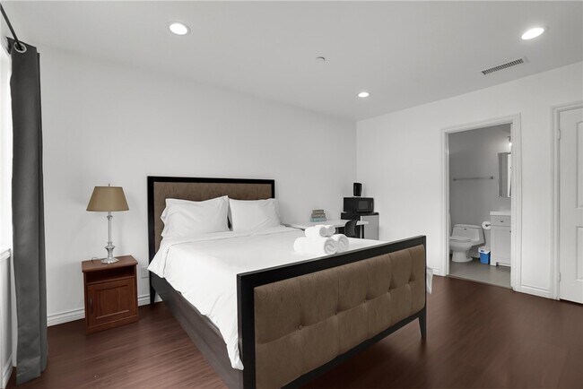 Building Photo - 2718 W Grand Ave