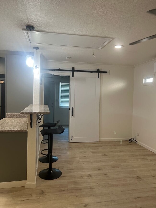 Building Photo - Charming 1 bedroom home