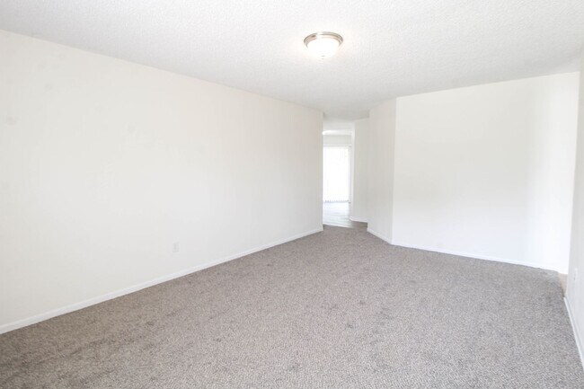 Building Photo - 2729 Christian Dr