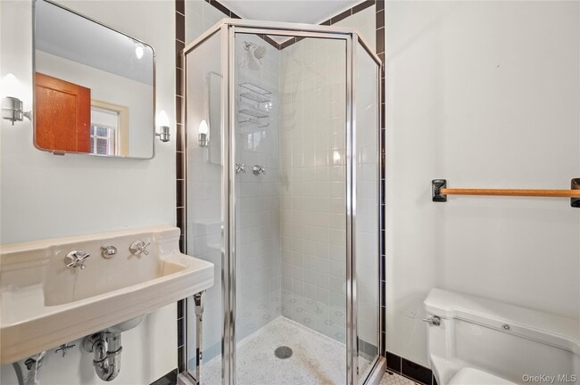 Building Photo - 6 Alpine Rd