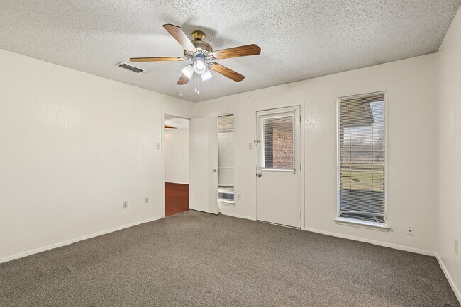 Building Photo - 2721 La Jolla Ct