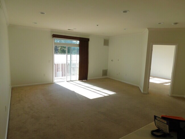 Building Photo - Recently Painted - 2 Bdrm Large Condo Edis...