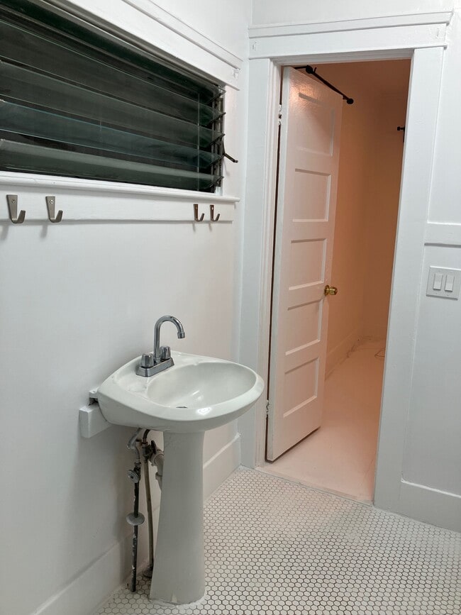 Building Photo - 622 N La Fayette Park Pl