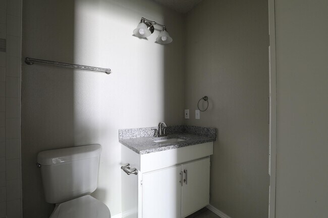 Building Photo - 811 Clyde St