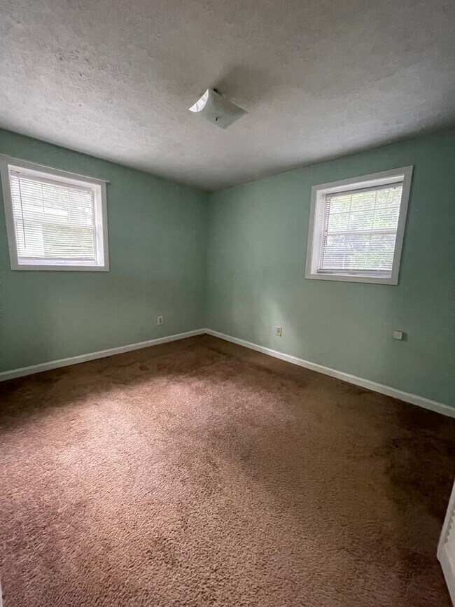 Building Photo - 162 Tibbetts St