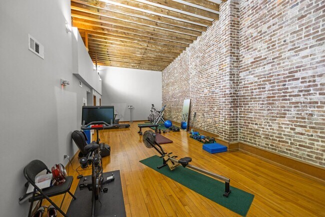 Building Photo - Available 9/1. Awesome 1 BR/1.5 BA Apartme...
