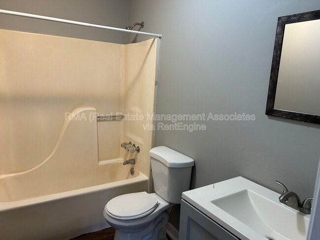 Building Photo - 413 N Hill St