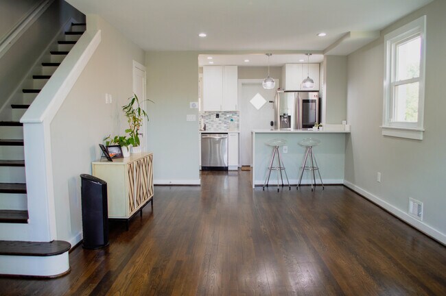 Building Photo - 536 Riggs Rd NE