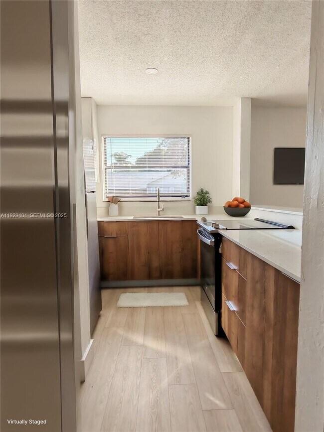 Building Photo - 1100 SW 4th Ave