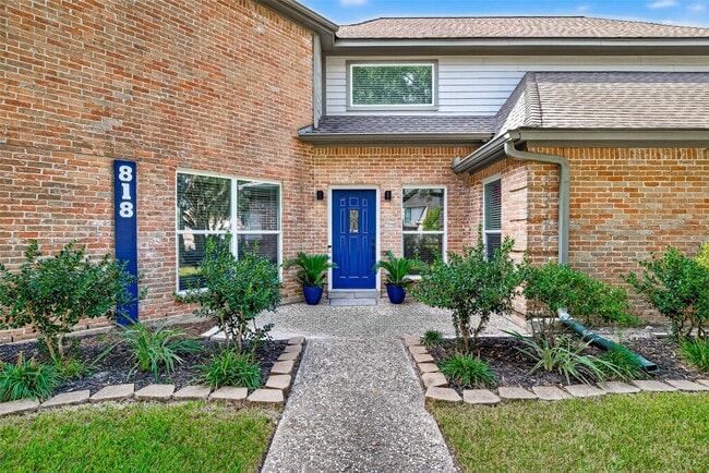 Building Photo - 818 Silvergate Dr