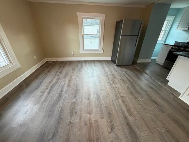 Building Photo - Gorgeous Studio, Second-floor! Apartment in quiet Pittsfield Street