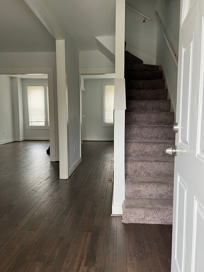 Building Photo - 4225 Ivanhoe Ave