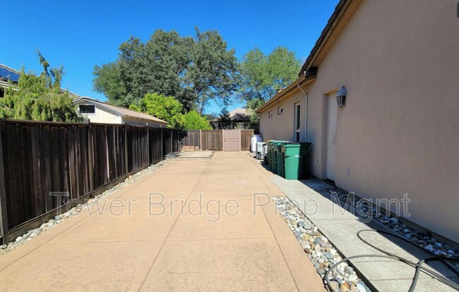 Building Photo - 3766 Mira Loma Dr