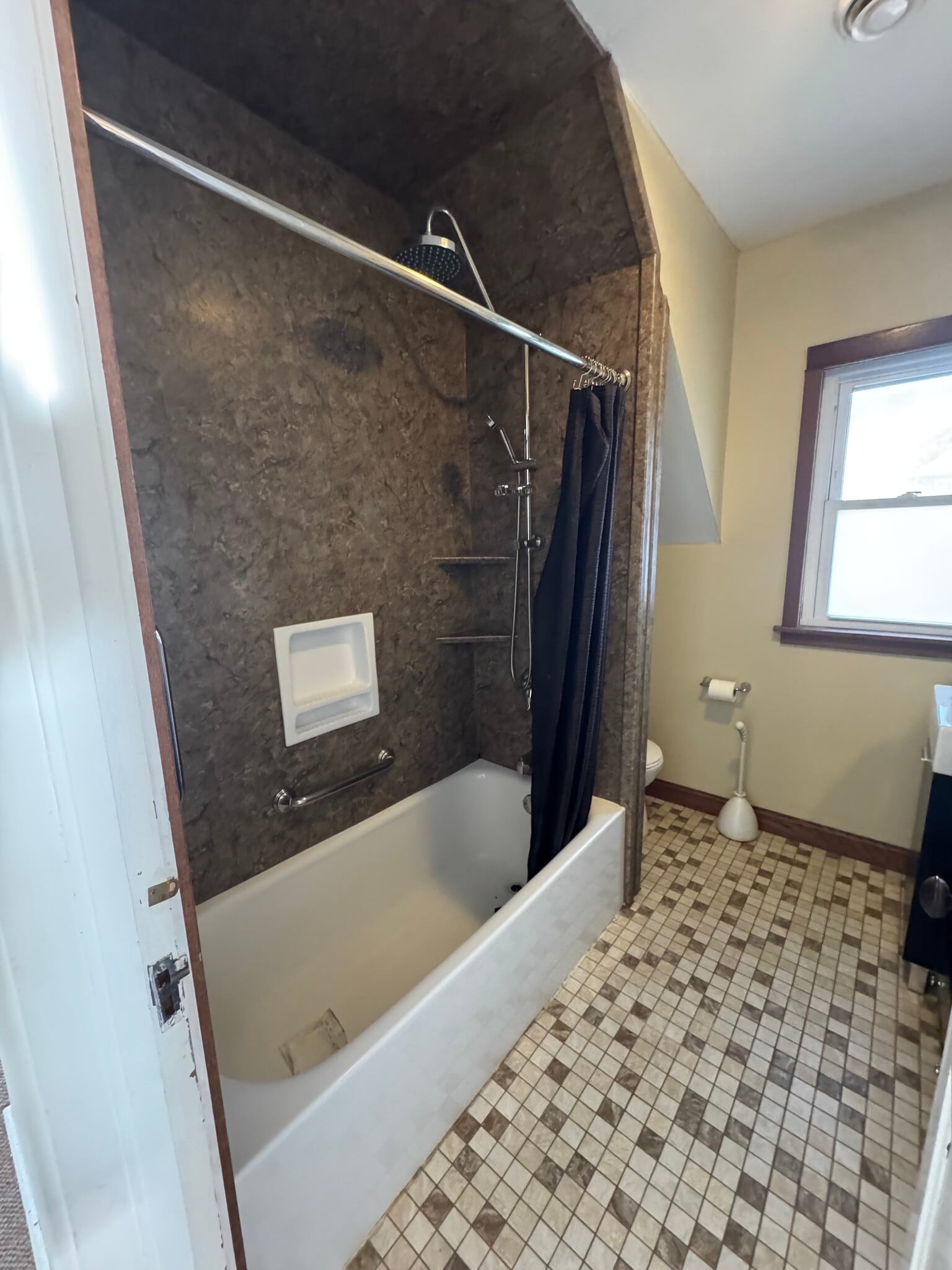2nd floor full bath - 10 E Nelson St