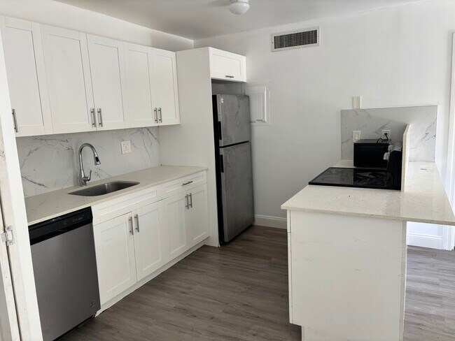 Building Photo - 641 Executive Center Dr