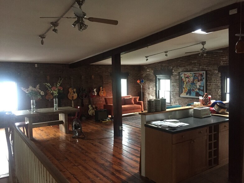 Building Photo - 12 Front St