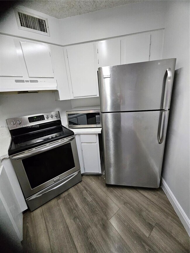 Building Photo - 216 Lake Pointe Dr