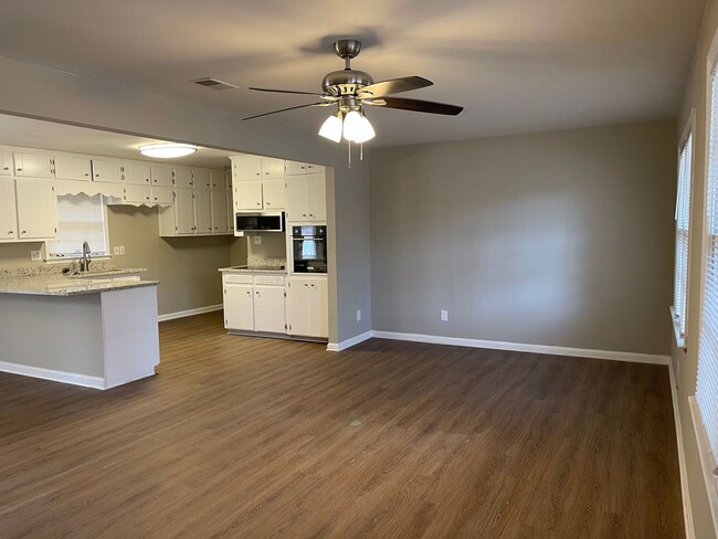 Building Photo - MOVE IN READY NOW !!!!! Charming 3 Bed 2 B...