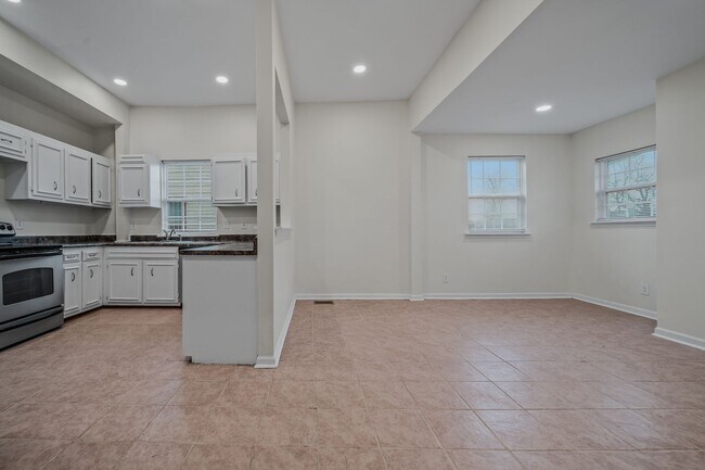 Building Photo - Spacious & Recently Renovated 4 Bedroom Home Available Now!!