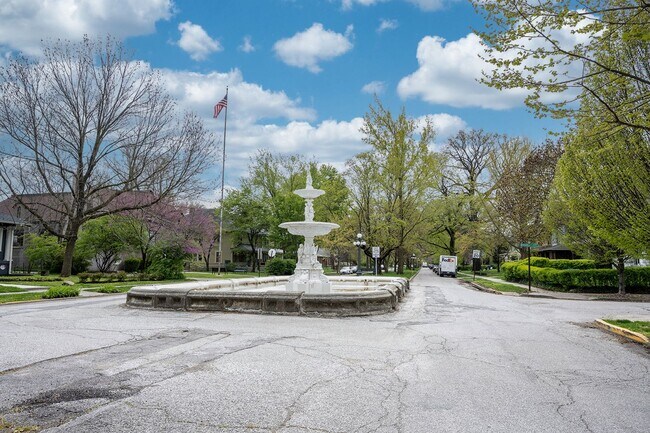 Building Photo - 721 Woodruff Pl E Dr