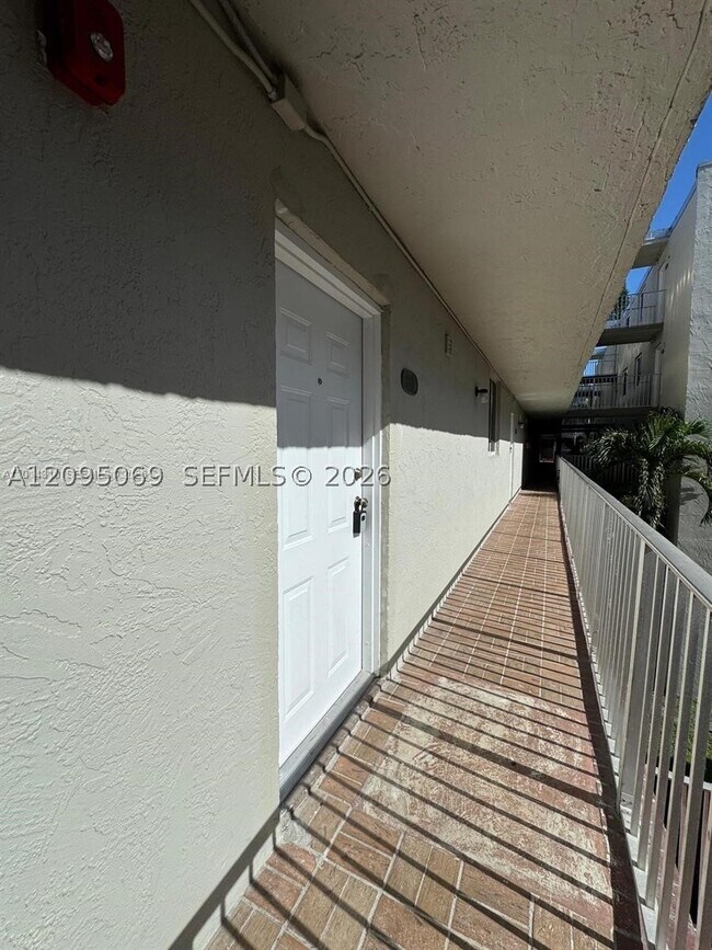 Building Photo - 10090 NW 80th Ct