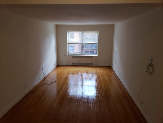 Building Photo - 69-11 Yellowstone Blvd