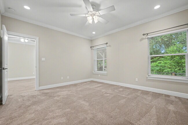 Building Photo - 490 Soundview Ct