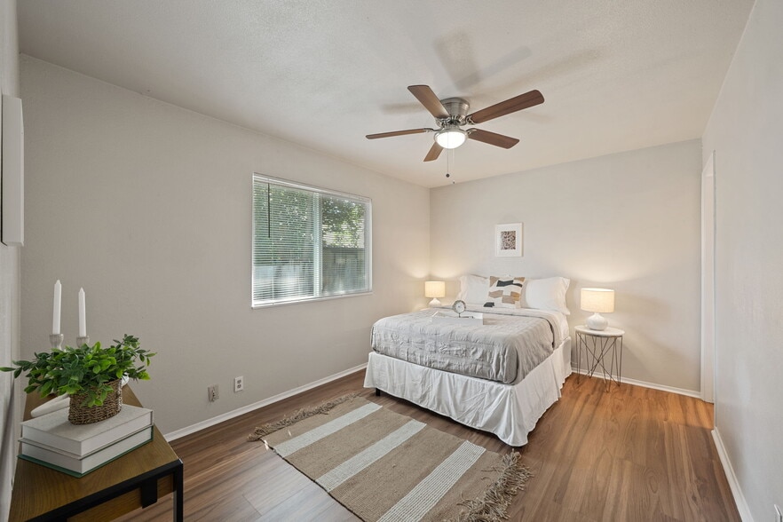 Building Photo - 703 Country Aire Dr