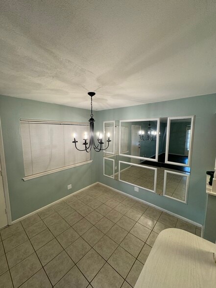 Dining room - 6718 Callaghan Rd