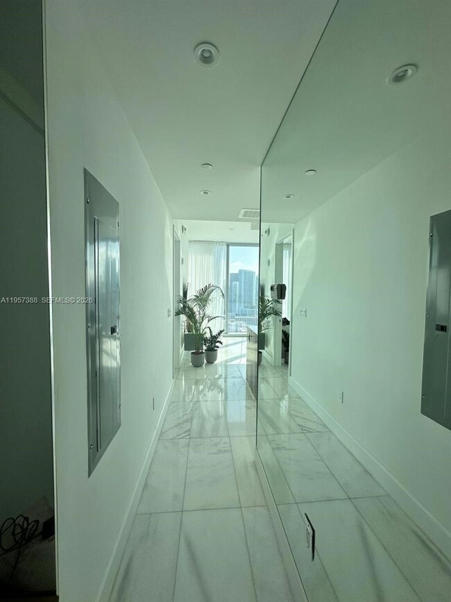 Building Photo - 700 NE 26th Terrace