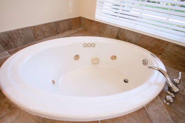 Building Photo - Rarely available executive home in The Ham...