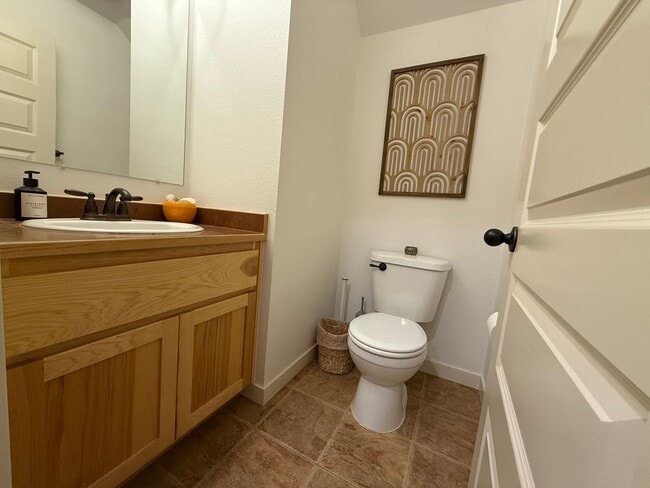 Building Photo - Charming 2 Bed with a Fenced Backyard