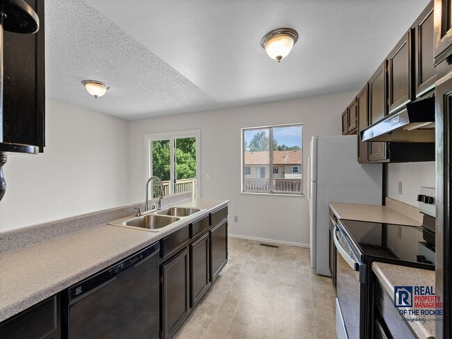 Building Photo - Beautiful & Bright Home in South West Fort...