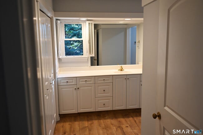 Building Photo - 922 Heritage Vlg