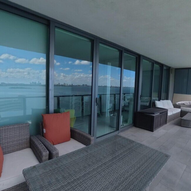 Building Photo - 650 NE 32nd St