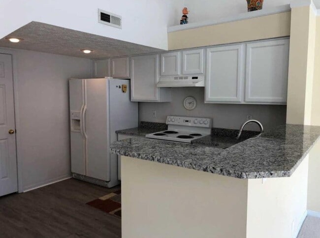 Building Photo - 4175 E Village Dr