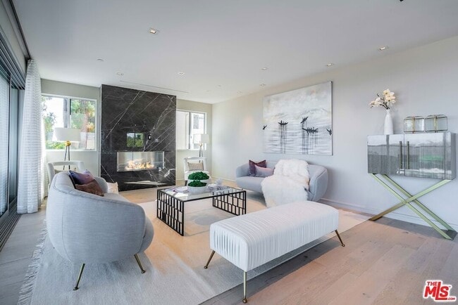 Building Photo - 2391 Roscomare Rd