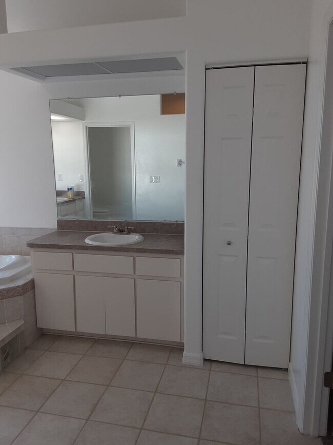 Building Photo - Move In Special