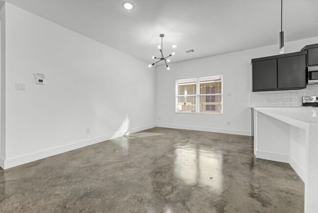 Building Photo - MOVE IN SPECIALS