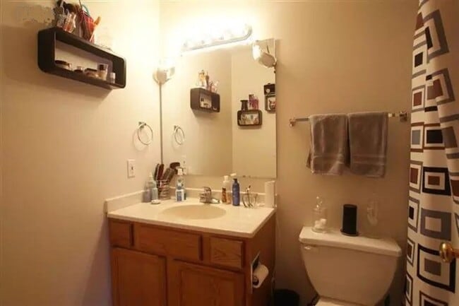 Building Photo - 2 bedroom, 2-1/2 bath end-unit condo west side Iowa City