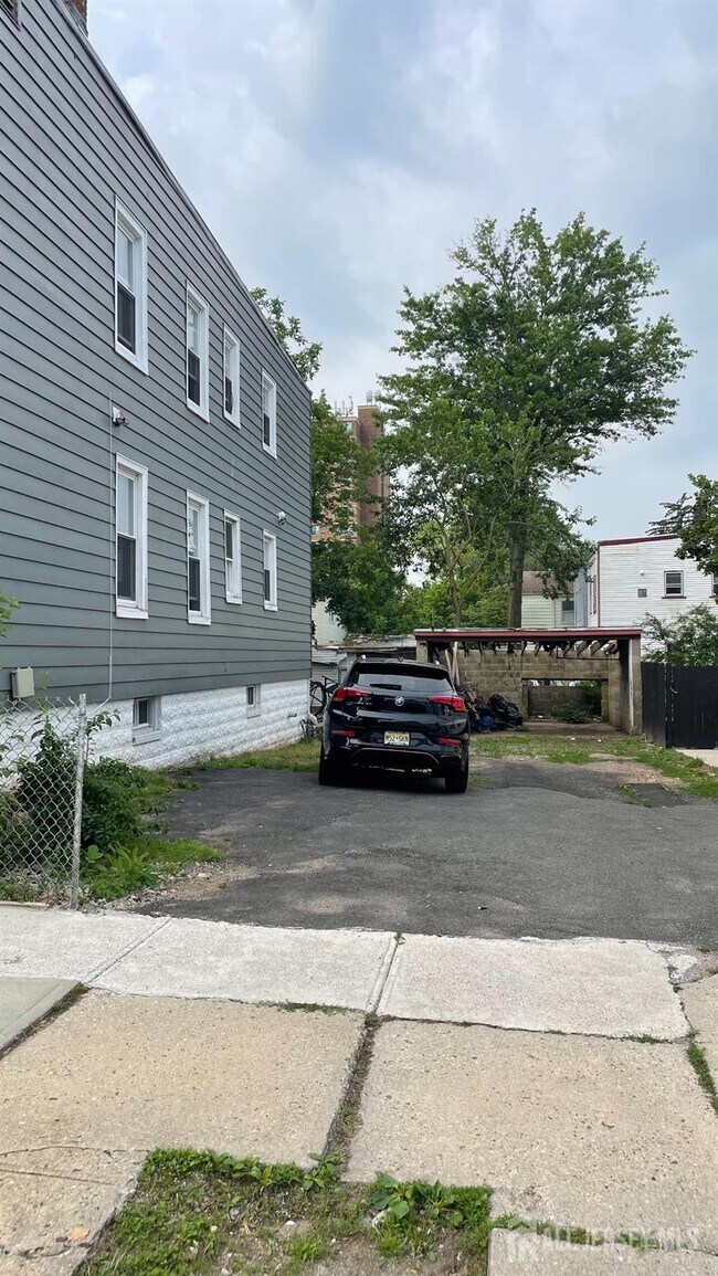 Building Photo - 442-414 14th Ave