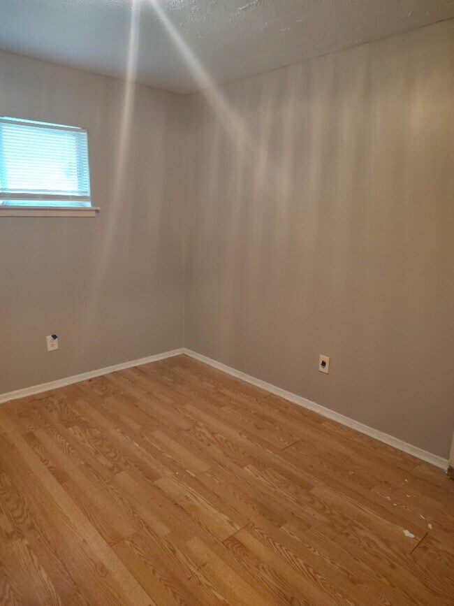 Building Photo - 130 E Woodcrest Dr
