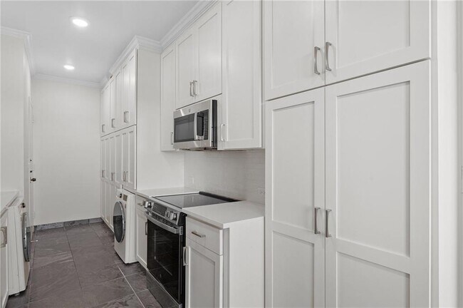 Building Photo - 2575 Peachtree Rd NE